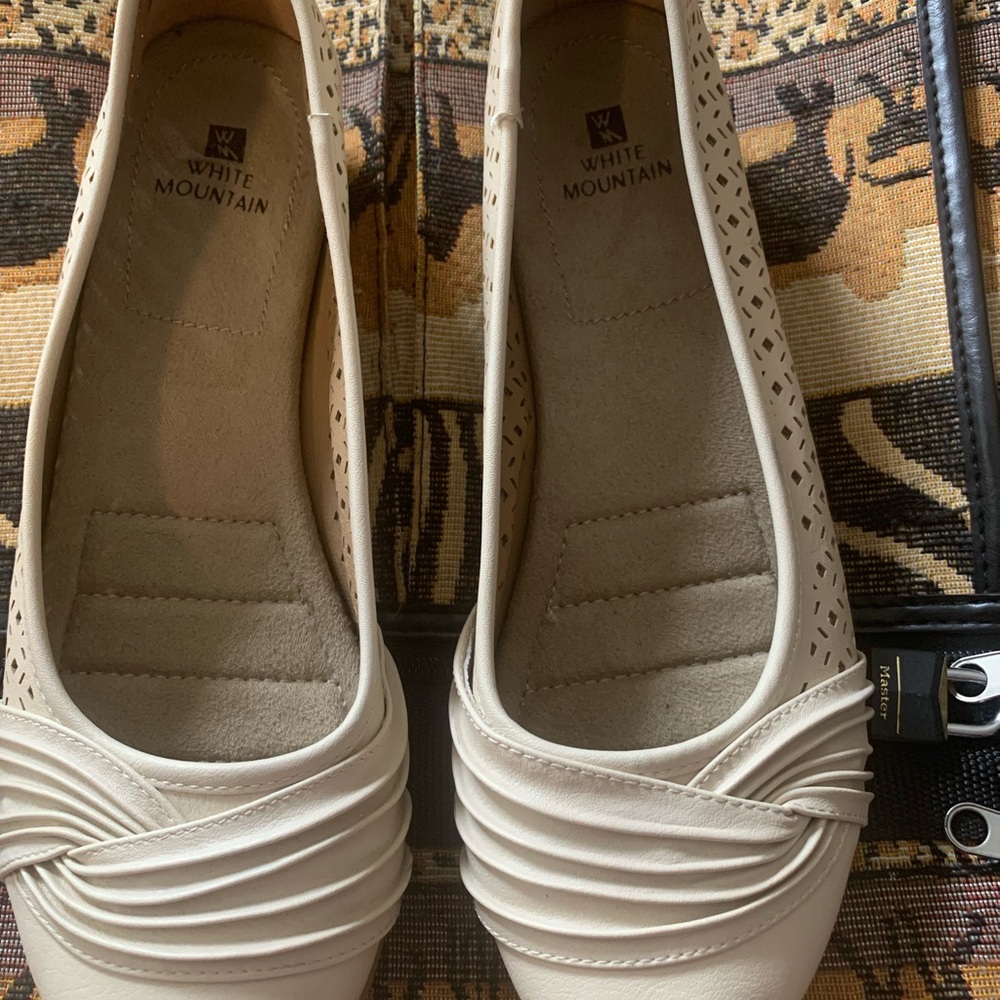 White Mountain cushion inside. Size 10.